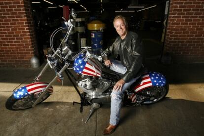 Peter Fonda, promocionando la nueva edición DVD de Easy Rider en Pasadena (California).