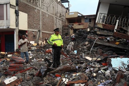 Habitantes de Pedernales (Ecuador), afectados por el terremoto de 7,8 grados en la escala de Richter registrado el sábado en la costa norte de Ecuador, tras pasar la noche en vela en busca de refugio por temor a réplicas, el 17 de abril de 2016.