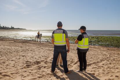 Dos agentes de la Policía Nacional, en el Camino de la Reyerta, en la desembocadura del río Guadalquivir (Sanlúcar de Barrameda, Cádiz), uno de los puntos calientes para alijar droga.