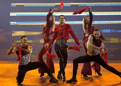 El cantante y bailarín de Rumania, Andrei-Ionuț Ursu, conocido artísticamente como WRS, con la canción titulada 'Llámame'.