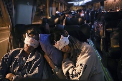 Unas chicas con antifaz de unicornio intentan dormir durante el viaje, cuando el bus entra ya en la provincia de Castellón, coincidiendo con el amanecer.