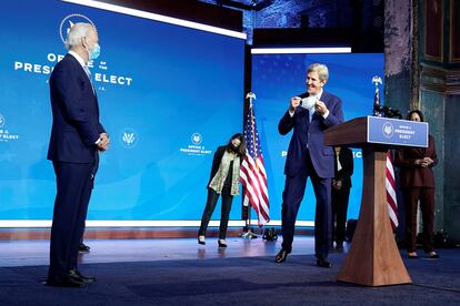 Joe Biden y John Kerry, que será el encargado de temas climáticos durante su mandato, en Delaware el pasado 24 de noviembre.