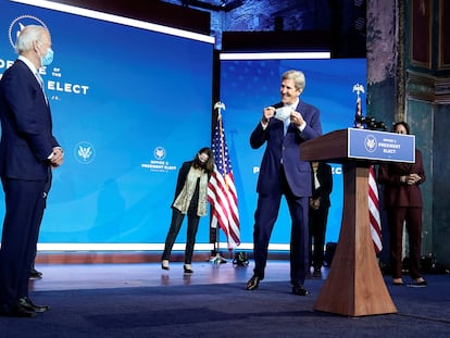 Joe Biden y John Kerry, que será el encargado de temas climáticos durante su mandato, en Delaware el pasado 24 de noviembre.