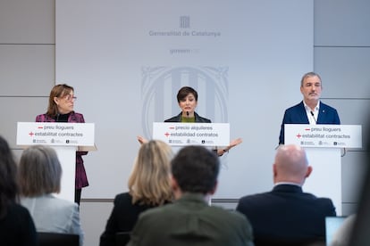 La consejera Sílvia Paneque, la ministra Isabel Rodríguez y el alcalde Jaume Collboni, este viernes en Barcelona en la rueda de prensa de balance de los tres primeros trimestres de aplicación de la regulación del alquiler en Cataluña.