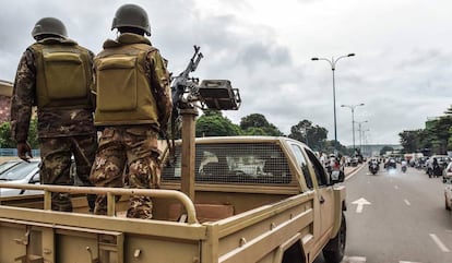 Soldados malienses patrullan las calles de Bamako, la capital, el 27 de julio de 2018, a dos días de las elecciones presidenciales. 