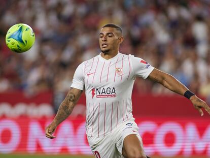 Diego Carlos, en su último partido como sevillista ante el Athletic el pasado domingo.