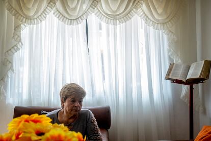 La madre de Juan David López Alzate, en el salón de su casa, en Antonio Nariño, Medellín.