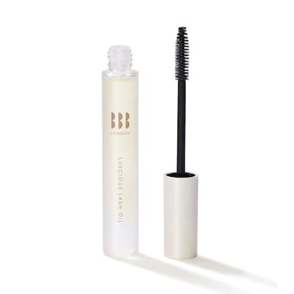 El Luscious Lash Oil es un tratamiento nocturno para suavizar y nutrir las pestañas. Está enriquecido con siete aceites naturales, como el aceite de ricino, para nutrir; de jojoba, para hidratar y fortalecer; de hueso de albaricoque, para acondicionar e hidratar; de bambú, para que brillen, y de romero, para que crezcan.  Su creadora, Vanita Parti, de origen indio, es una de las grandes expertas del Reino Unido en cejas. Por eso, su marca gira en torno a pestañas y cejas, algo lógico en una persona que se define como “obsesionada con los ojos”. Precio: 36 euros.