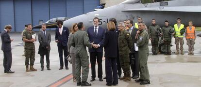 Spanish Prime Minister Mariano Rajoy (center) and Defense Minister María Dolores de Cospedal in Amari, Estonia.