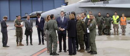 El presidente del Gobierno espa&ntilde;ol, Mariano Rajoy, y la ministra de Defensa, Mar&iacute;a Dolores de Cospedal, visitan la base de Amari (Estonia).