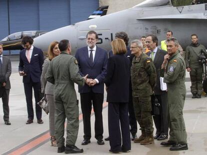 El presidente del Gobierno espa&ntilde;ol, Mariano Rajoy, y la ministra de Defensa, Mar&iacute;a Dolores de Cospedal, visitan la base de Amari (Estonia).
