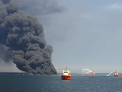 Tras el colapso y hundimiento de la torre de BP, el crudo continúo quemándose.