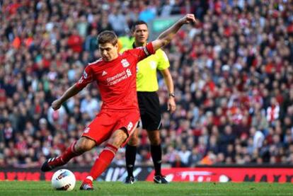 Gerrard lanza la falta con la que ha anotado el primer gol del clásico.