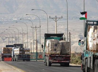 Parte del convoy de 40 camiones que han entrado hoy en la Franja de Gaza