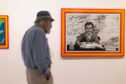 El pintor Alfredo Alcain frente a uno de sus cuadros.