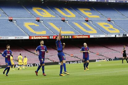 El jugador del Barcelona, Sergio Busquets, celebra su gol marcado ante Las Palmas, el primero de partido.