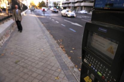 Las restricciones forman parte de la aplicación del Protocolo de medidas por alta contaminación de dióxido de nitrógeno. En la foto, prohibición de aparcar en la zona de Retiro.