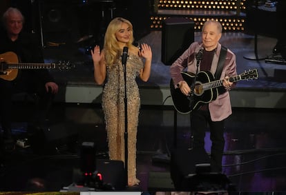 Sabrina Carpenter y Paul Simon, en la gala de 'Saturday Night Live'.