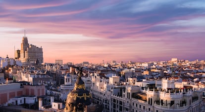 Panorámica del centro de Madrid donde se ven la cúpula del Edificio Metrópolis y el Edificio Telefónica.