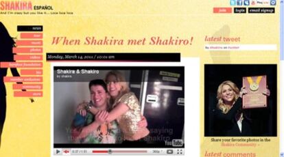 La cantante Shakira, en un momento de su encuentro con su imitador, Rodolfo Burgos, más conocido como <i>Shakiro</i>. La cantante ha colgado un video de los dos en su página web.