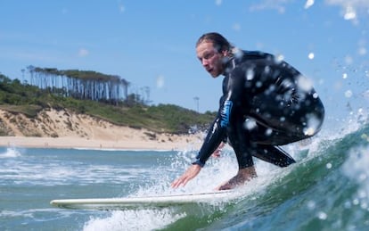 Un surfista sobre una ola en la playa de Somo, en Cantabria.