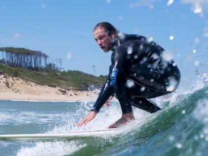 Un surfista sobre una ola en la playa de Somo, en Cantabria. 