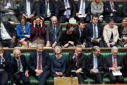 La primera ministra británica Theresa May, reaccionan durante la votación de los parlamentarios británicos en la que se aprobó el aplazamiento del Brexit, en el banco delantero de la Cámara de los Comunes, en Londres, el 14 de marzo de 2019.
