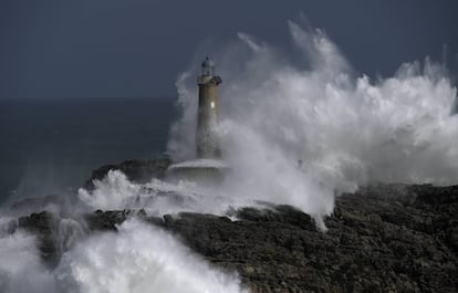 Olas chocando contra el faro "La Isla de Mouro" en Santander.