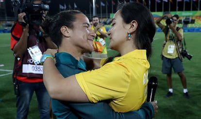 Este já é um dos momentos inesquecíveis da Rio 2016. A jogadora de rúgbi brasileira Isadora Cerullo assistia à cerimônia de encerramento da sua modalidade quando sua companheira, que trabalhava como voluntária, a pediu em casamento diante do estádio inteiro com um anel simulando um laço e um globo em forma de coração. A atleta, é claro, aceitou.