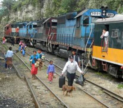 Fotografía del 16 de septiembre de 2013 de indígenas de la región Tarahumara, en el estado mexicano de Chihuahua, vendiendo frutas y artesanías a los viajeros del ferrocarril Chepe, medio de transporte para miles de turistas que recorren la Sierra Madre Occidental.