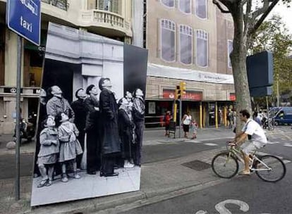 Fotografia de Robert Capa colocada en el mismo lugar donde fue tomada en 1939.