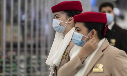 Azafatas de Emirates en el Aeropuerto Internacional de Hong Kong