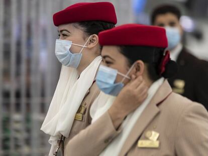 Azafatas de Emirates en el Aeropuerto Internacional de Hong Kong