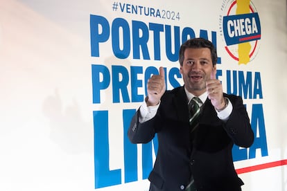 André Ventura, durante la campaña electoral de 2024, con el lema "Portugal necesita una limpieza".