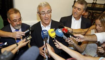 De izquierda a derecha, el empresario José Vicente González, Joan Ribó y el consejero Rafael Climent.