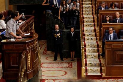 Pedro Sánchez escucha la intervención de Pablo Iglesias durante la jornada de segunda votación de la sesión de investidura.