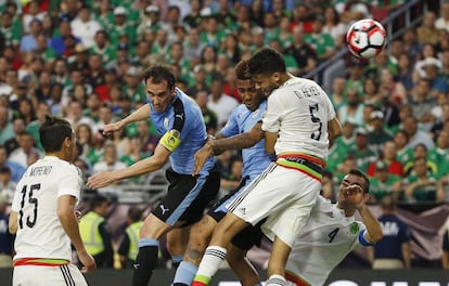 Godín cabecea a gol.