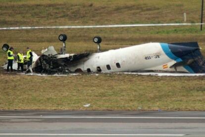 Miembros de la investigación, junto al avión siniestrado en Irlanda.