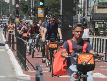 Paulistanos fazem exercício na avenida Paulista na Sexta-feira Santa, 10 de abril de 2020.