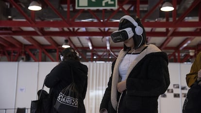 Una mujer prueba unos equipos de realidad virtual.