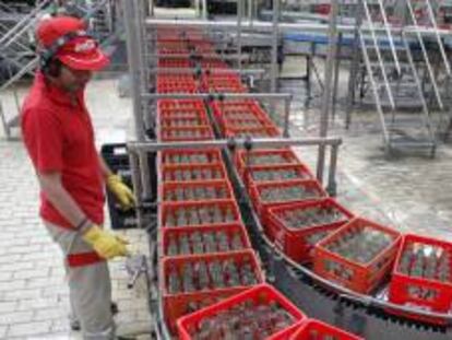 Trabajador de la planta de Coca-Cola en Fuenlabrada antes del cierre de las instalaciones.