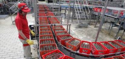 Trabajador de la planta de Coca-Cola en Fuenlabrada antes del cierre de las instalaciones.