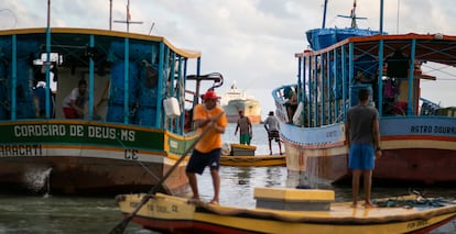 Pescadores y balseros se preparan para salir en el muelle de Fortaleza el 08 de septiembre de 2021.