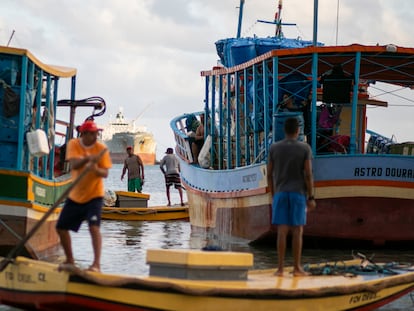 Pescadores y balseros se preparan para salir en el muelle de Fortaleza, el 8 de septiembre de 2021.