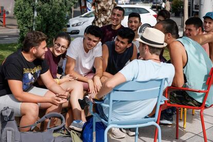 Un grupo de jóvenes se reúnen en una calle de Tel Aviv, este domingo. Si se tiene en cuenta que otro 30% (los menores de 16 años) no puede ser aún vacunado, en realidad casi el 85% de los ciudadanos y residentes susceptibles de recibir la inoculación está ya protegido.