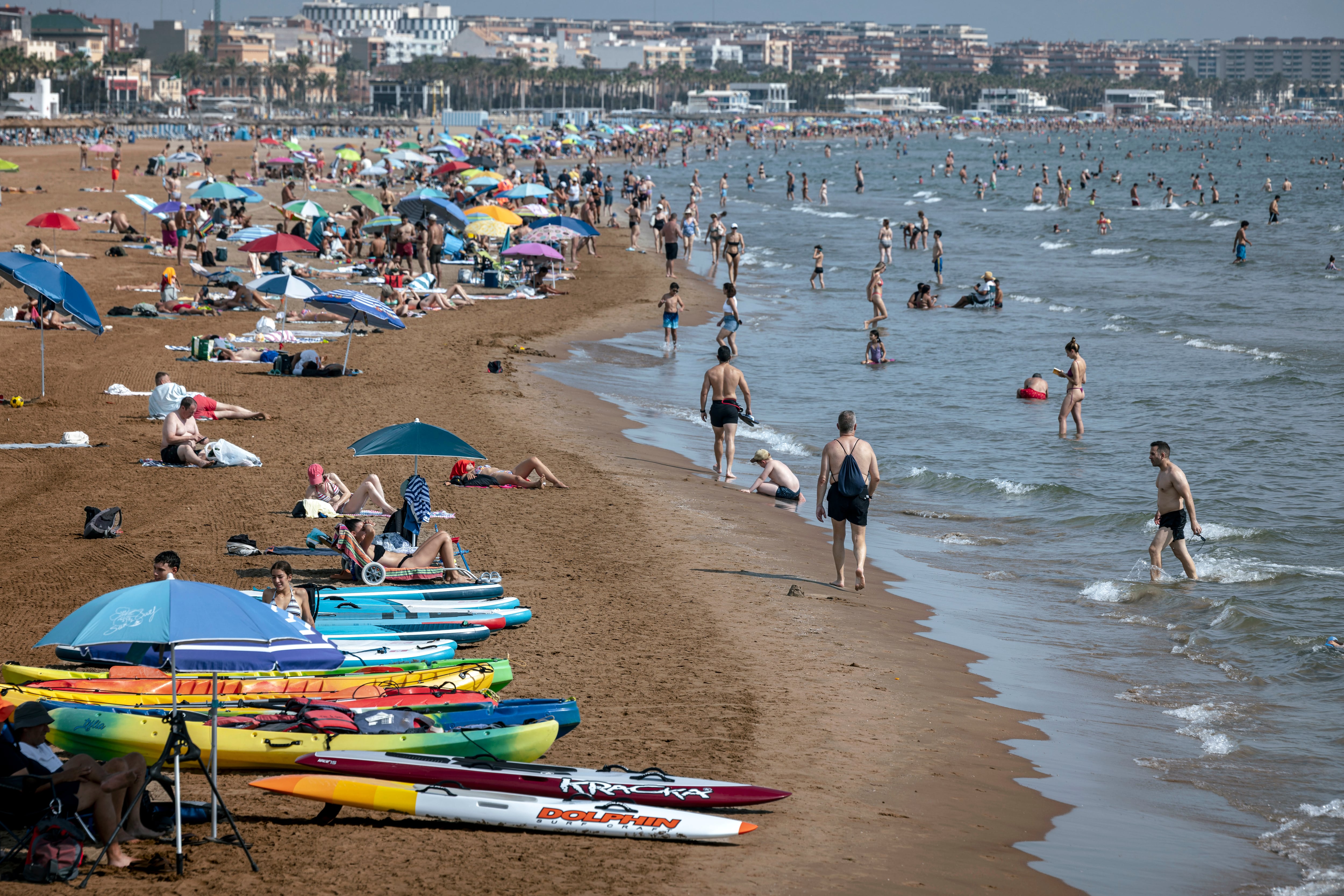Vista general de la playa de la Malvarrosa , en la imagen los bañistas disfrutan aunque las temperaturas del agua han aumentado, el 9 de julio de 2026. 