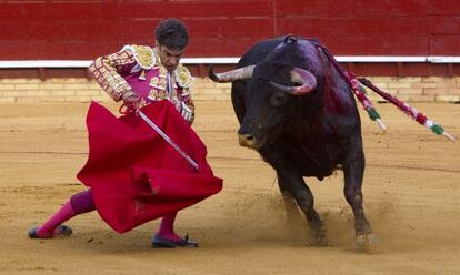 El diestro Jos&eacute; Tom&aacute;s, en la plaza de toros de Huelva, en la segunda corrida de la Feria, el pasado agosto.