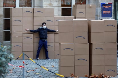 Activistas protestan contra la construcción de un almacén logístico de Amazon en París, el pasado día 4.