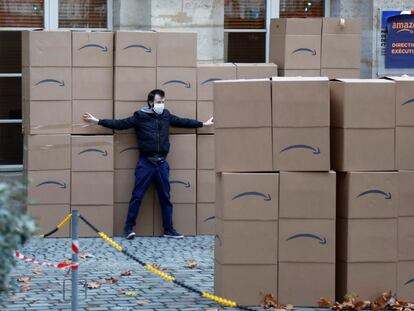 Activistas protestan contra la construcción de un almacén logístico de Amazon en París, el pasado día 4.