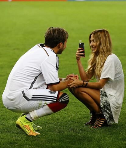 El jugador autor del gol alemán, Mario Goetze, posa en el estadio de Maracaná para su novia Ann-Kathrin Brommel tras el partido